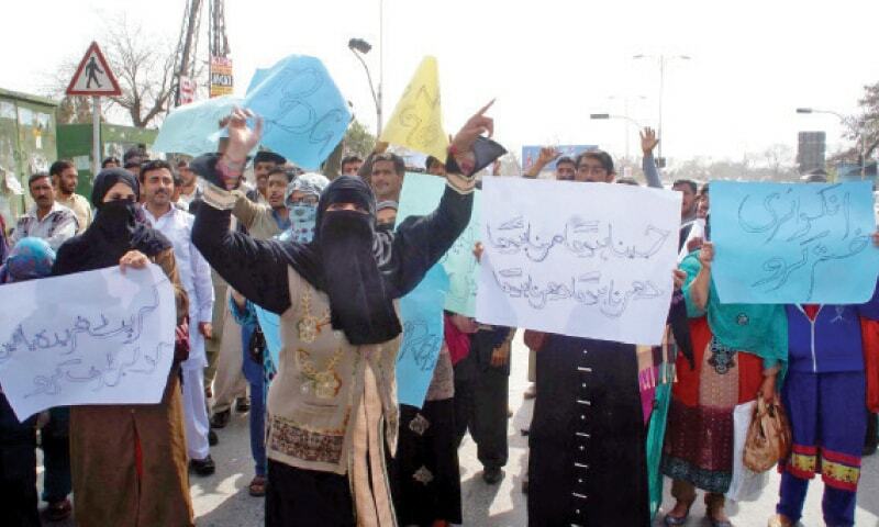 اسلام آباد ۾ احتجاج ڪندڙ استاد پارليامينٽ هائوس اڳيان پهچي ويا