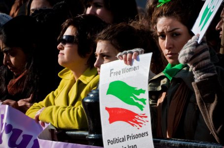 ايران ۾ ناري جو قتل، عورتن احتجاجن حجاب لاهي ڇڏيا