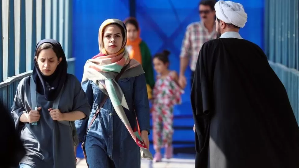 ايران ۾ حجاب نه ڪندڙ عورتن جي ڳولا لاءِ ڪيمرا نصب